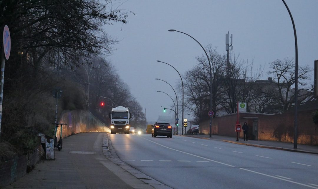 Pogoda a bezpieczeństwo na drodze: Jak różne warunki atmosferyczne wpływają na koncentrację i reakcje kierowców?