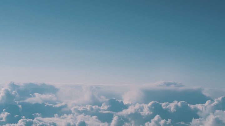 Pogoda a podróżowanie samolotem: Jak turbulencje i inne zjawiska wpływają na loty i czy można się przed nimi uchronić?