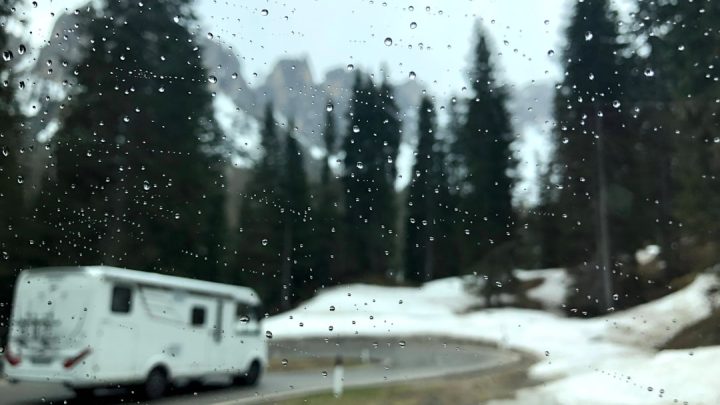 Prognoza pogody a podróżowanie kamperem: Co musisz wiedzieć, planując wakacje w drodze?