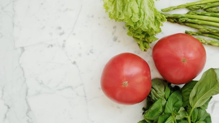 Prognozy pogody a zdrowe odżywianie – jak dostosować dietę do sezonowych zmian temperatury i wilgotności?