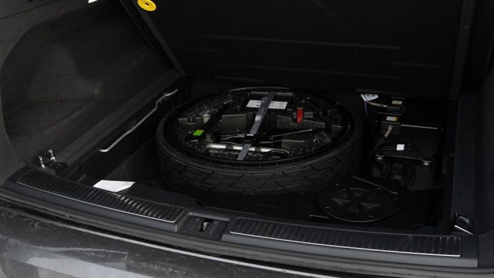 Przetrwanie zimowych podróży: Co powinno znaleźć się w awaryjnym zestawie do samochodu na wypadek śnieżycy?