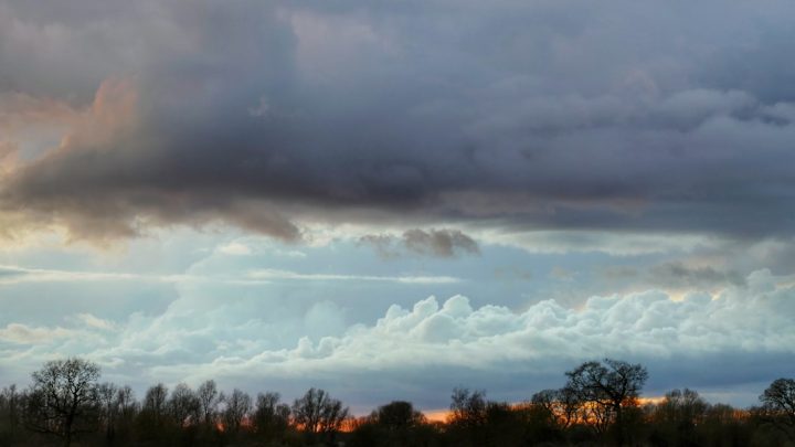 Przewodnik po błyskawicznych lokalnych burzach: Jak je rozpoznać i czego się po nich spodziewać?