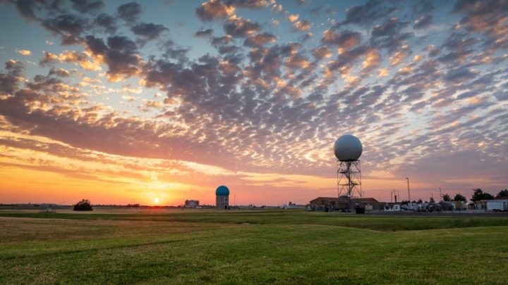 Real-time monitoring lokalnych zagrożeń pogodowych: Od darmowych aplikacji po profesjonalne stacje