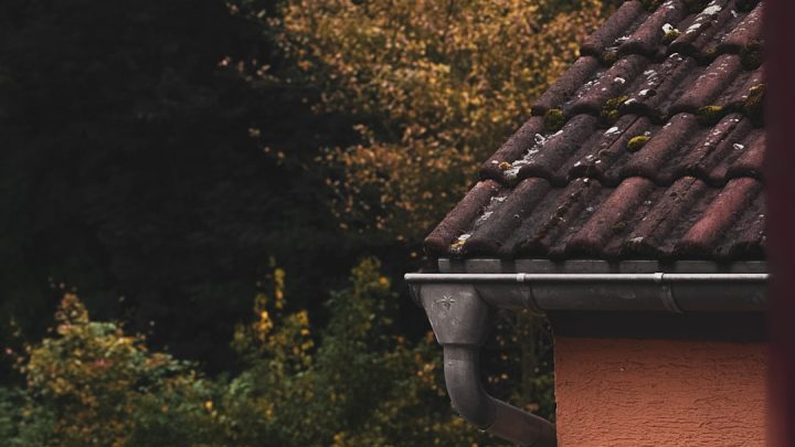 Systemy odwodnienia terenu wokół domu: Jak chronić fundamenty przed wodą opadową i roztopową?