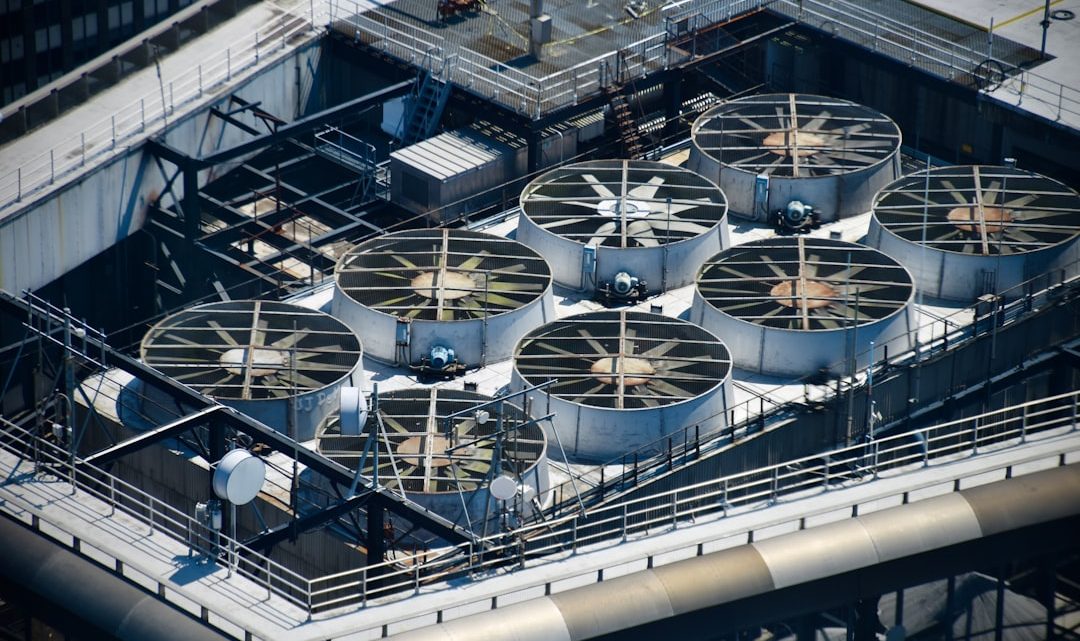 Wentylacja mechaniczna w domu – jak skutecznie radzi sobie ze smogiem i wilgocią? Porównanie systemów