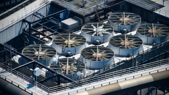 Wentylacja mechaniczna w domu – jak skutecznie radzi sobie ze smogiem i wilgocią? Porównanie systemów