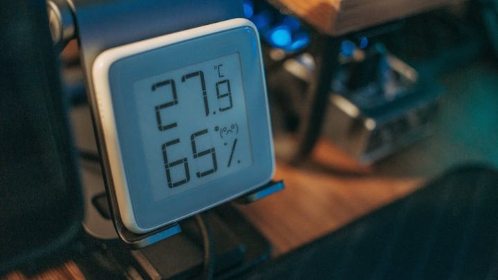 Wpływ wilgotności powietrza na alergie skórne i problemy z oddychaniem: Jak kontrolować mikroklimat w domu?