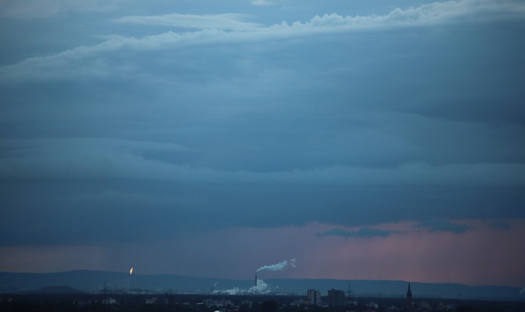 Wpływ zanieczyszczenia światłem na obserwacje pogody i zjawisk atmosferycznych nocą.