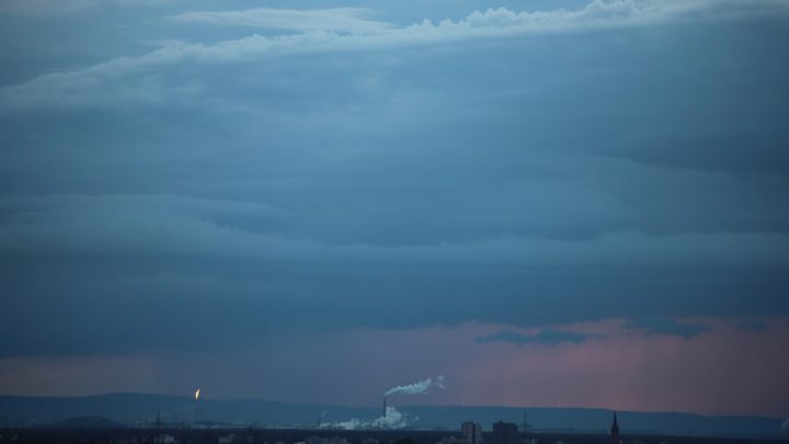 Wpływ zanieczyszczenia światłem na obserwacje pogody i zjawisk atmosferycznych nocą.
