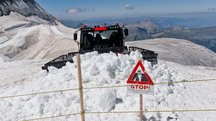Zagrożenia lawinowe w polskich górach: Jak rozpoznać znaki ostrzegawcze i bezpiecznie planować zimowe wycieczki?