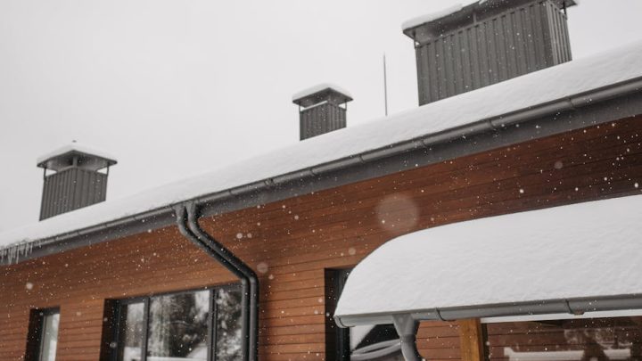 Zimowe czyszczenie rynien i odpływów: Klucz do ochrony domu przed lodowymi zatorami i zawilgoceniem