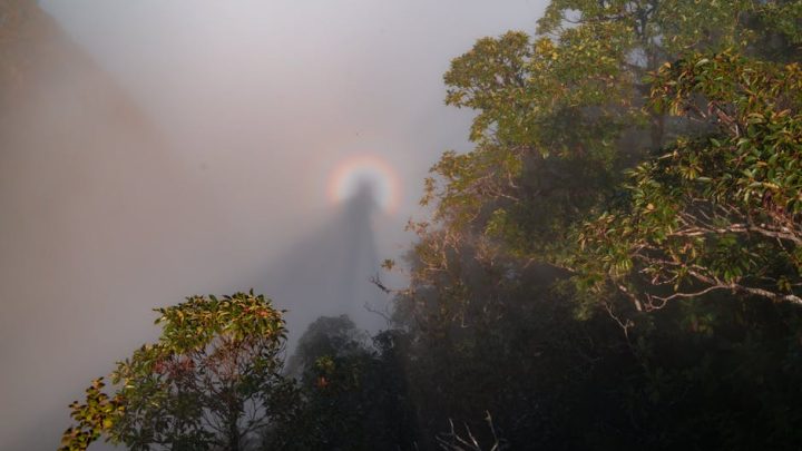Zjawiska optyczne w atmosferze: Halo, wieniec i widmo Brockenu – jak je obserwować i czym się różnią?