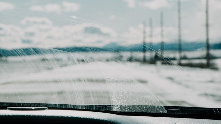 Zjawisko lodowej mgły: Jakie są jej przyczyny i zagrożenia dla kierowców?