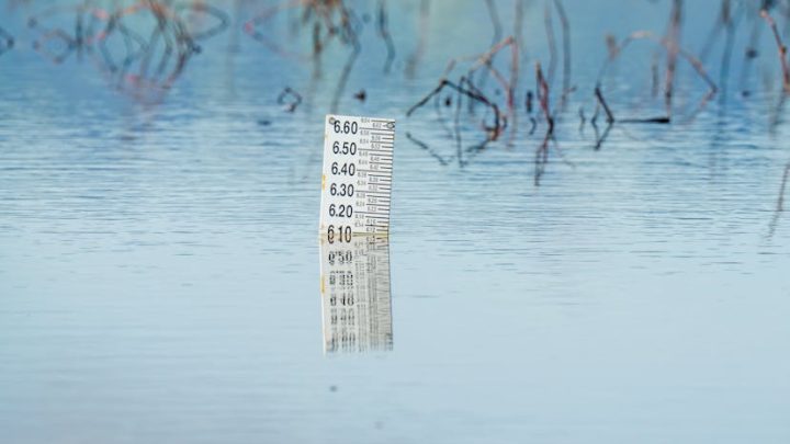 Aplikacje do monitorowania wody w rzekach i jeziorach: Jak śledzić poziom wody i ryzyko powodzi lokalnych?