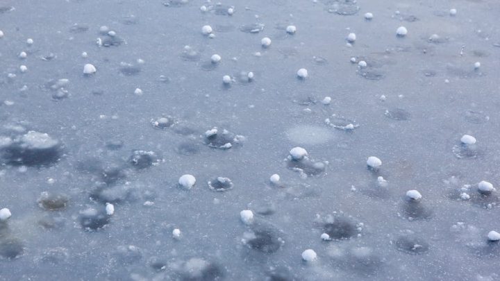 Czym różni się krupa śnieżna od gradu? Przewodnik po mniej znanych opadach atmosferycznych.