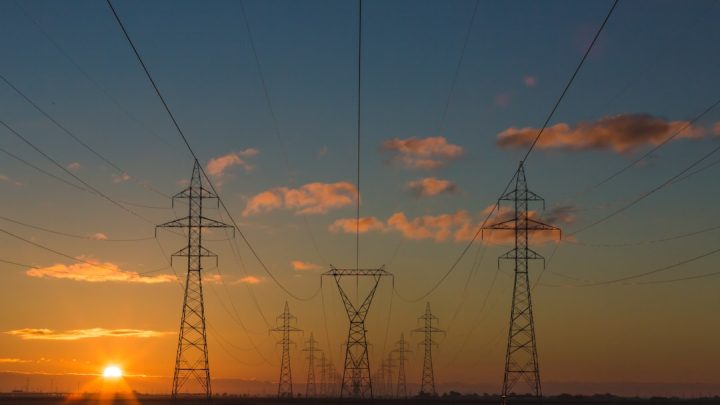 Gdy upał i blackout idą w parze: Praktyczny poradnik przetrwania ekstremalnych temperatur bez prądu.