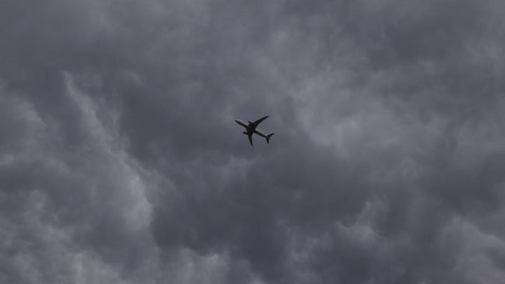 Jak turbulencje na różnych wysokościach i ich wpływ na samoloty pasażerskie są prognozowane? Różnice między turbulencjami mechanicznymi a termicznymi.