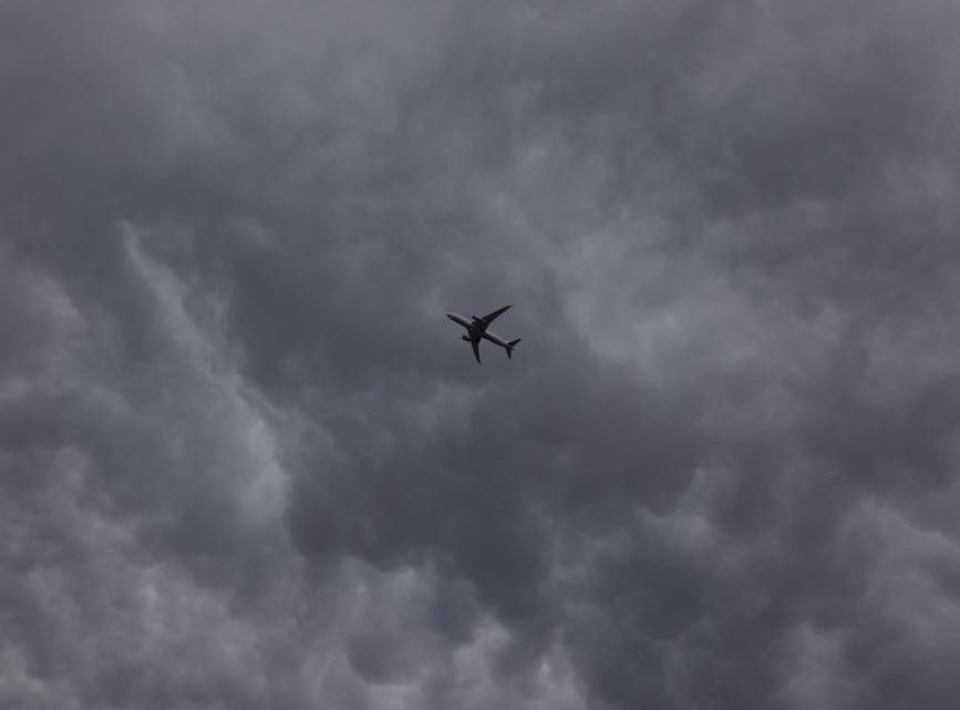 Jak turbulencje na różnych wysokościach i ich wpływ na samoloty pasażerskie są prognozowane? Różnice między turbulencjami mechanicznymi a termicznymi.