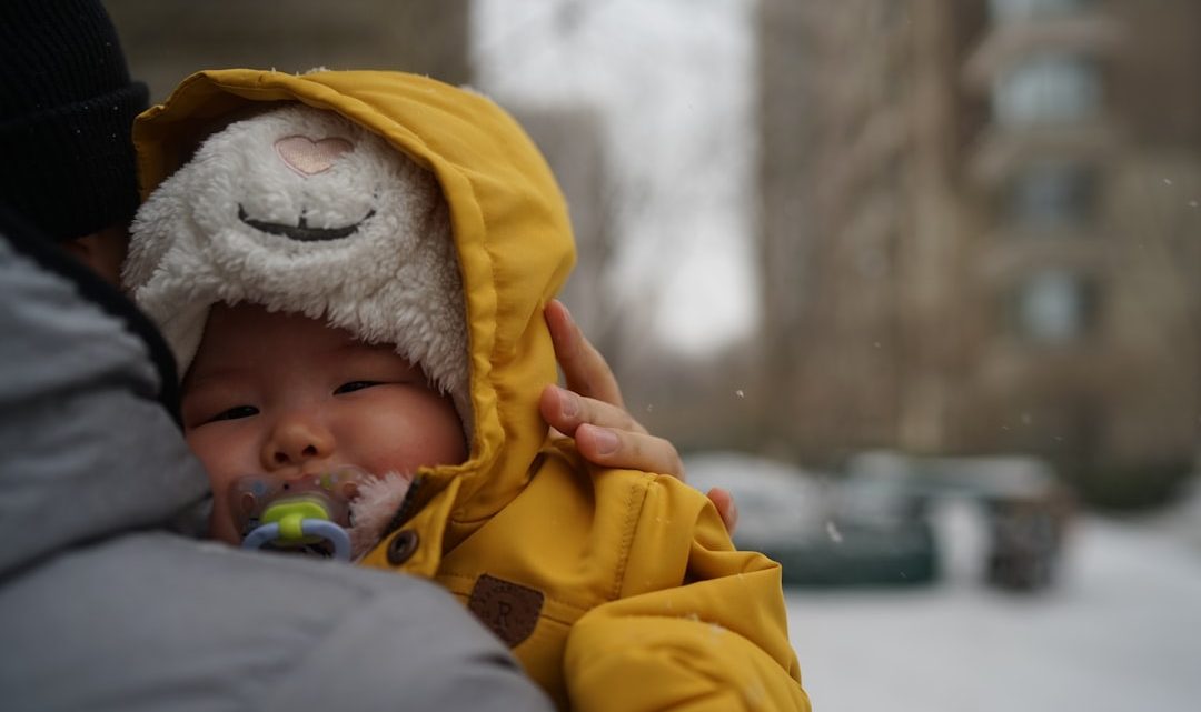 Pogoda a karmienie niemowląt: Jak dostosować posiłki i nawadnianie do upałów, chłodów i wilgotności? Porady dla rodziców.