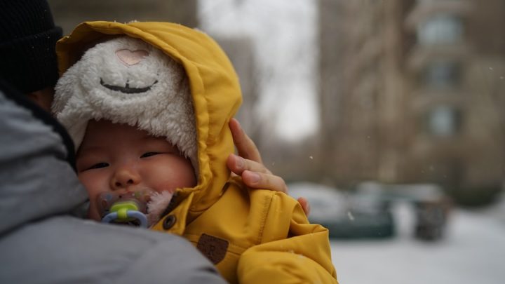 Pogoda a karmienie niemowląt: Jak dostosować posiłki i nawadnianie do upałów, chłodów i wilgotności? Porady dla rodziców.
