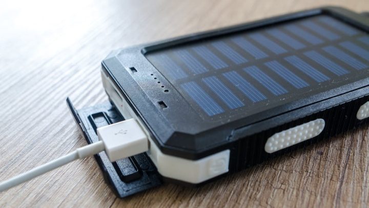 Przenośne źródła energii na wypadek awarii: Power banki solarne i małe elektrownie do survivalu.