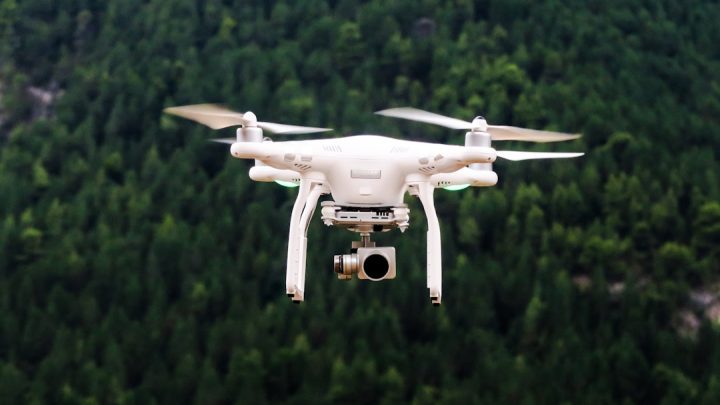 Wykorzystanie dronów w monitorowaniu lokalnych zjawisk pogodowych i jakości powietrza – przyszłość hobbystycznej meteorologii.