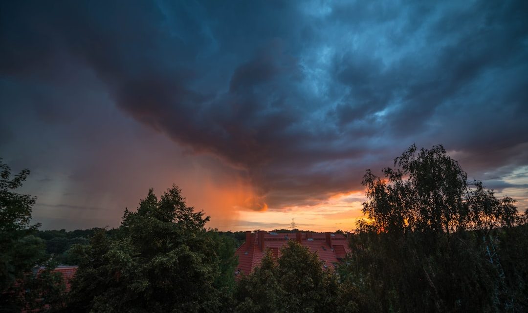 Gdzie obserwować deszcz meteorów? Kalendarz nocnego nieba i najlepsze miejsca w Polsce do podziwiania zjawisk.