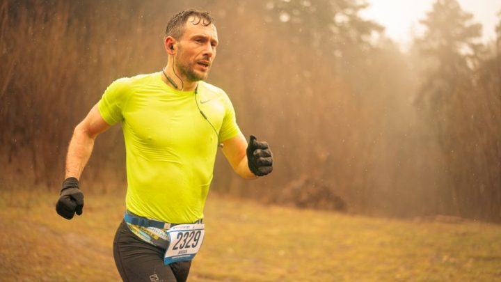 Jak pogoda wpływa na bezpieczeństwo i wydajność biegania w terenie (trail running)?