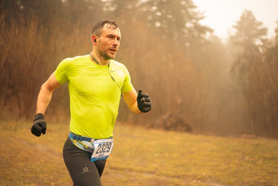 Jak pogoda wpływa na bezpieczeństwo i wydajność biegania w terenie (trail running)?