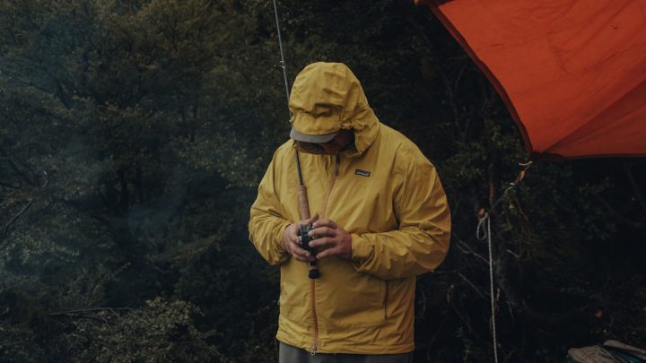 Technologie w odzieży termicznej: Jak warstwowy ubiór chroni przed ekstremalnym mrozem i wiatrem w warunkach survivalowych?