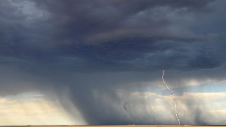Wpływ zjawisk atmosferycznych (np. wyładowania, wilgotność) na sygnał GPS i komunikację radiową: Poradnik dla użytkowników w terenie.