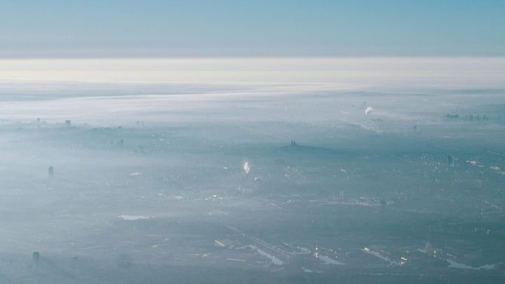 Zjawisko inwersji temperatury: Kiedy powietrze nad miastem staje się pułapką dla smogu?