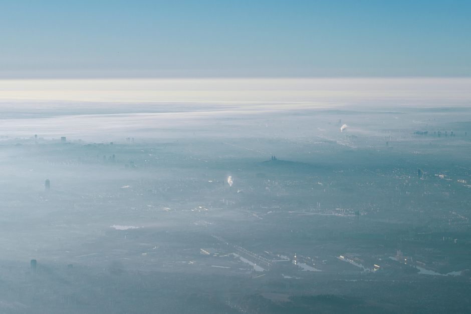 Zjawisko inwersji temperatury: Kiedy powietrze nad miastem staje się pułapką dla smogu?