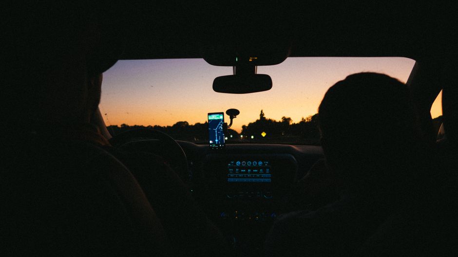 Aplikacje do prognozowania mgły i niskiej widoczności: Jak wybrać najlepsze narzędzia dla kierowców i pilotów?