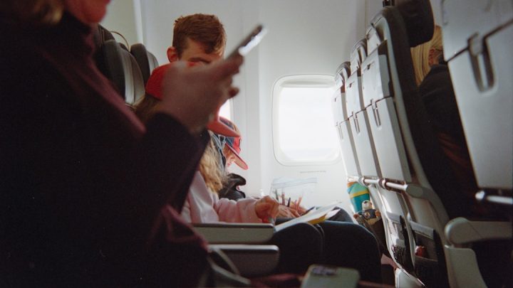 Bezpieczne podróżowanie z dziećmi samolotem w zmiennych warunkach pogodowych: Jak minimalizować lęk przed turbulencjami i dbać o komfort maluchów?