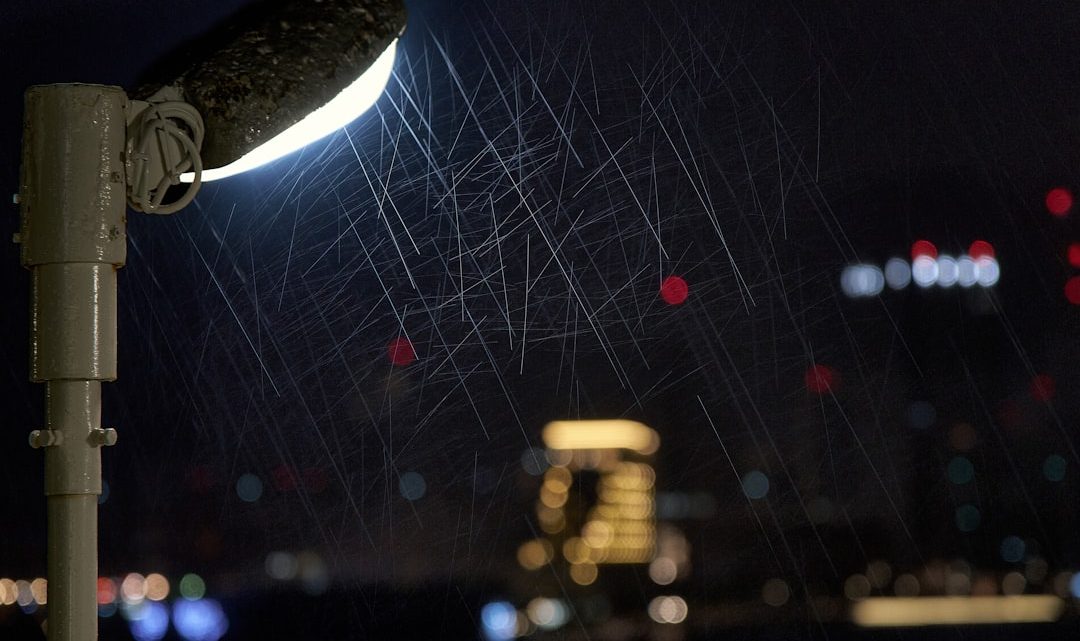 Integracja inteligentnych systemów oświetlenia zewnętrznego z prognozą pogody: Jak oszczędzać energię i zwiększać bezpieczeństwo wokół domu? (Kategoria: Aplikacje, Sprzęt)
