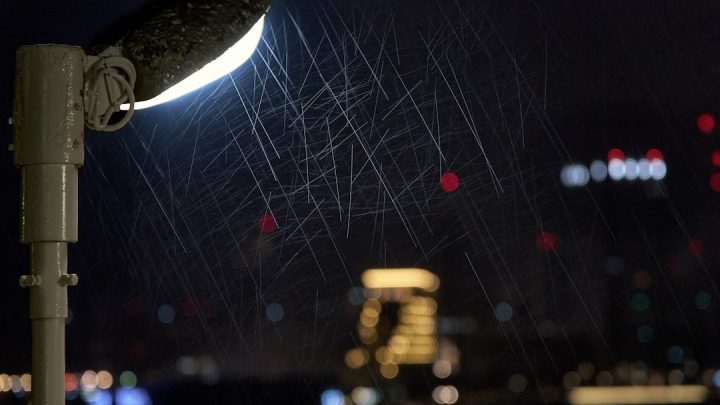Integracja inteligentnych systemów oświetlenia zewnętrznego z prognozą pogody: Jak oszczędzać energię i zwiększać bezpieczeństwo wokół domu? (Kategoria: Aplikacje, Sprzęt)