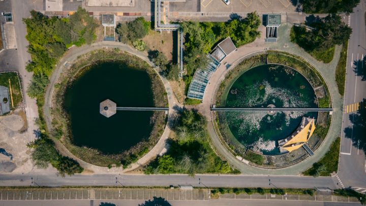 Inteligentne systemy zarządzania wodą deszczową w miastach: Od zbierania po wykorzystanie w zielonej infrastrukturze.