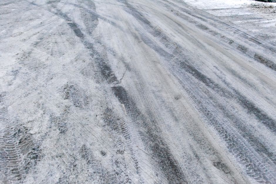 Jak prognozować i radzić sobie z tzw. 'śniegiem z deszczem’ (deszczem marznącym) na drogach i chodnikach?