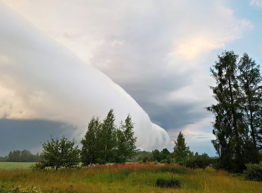 Jak rozpoznać i dokumentować chmury roll cloud (wał szkwałowy)? Poradnik dla obserwatorów pogody i łowców burz.