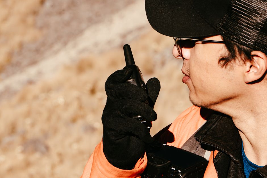 Krótkofalówki i CB Radio w górach: Niezawodna komunikacja w sytuacjach awaryjnych, gdy zasięg komórkowy zawodzi.