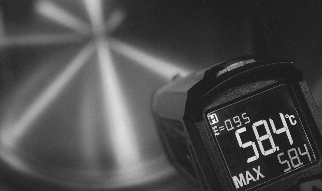 Przenośne mierniki smogu i jakości powietrza: Jak wybrać najlepsze urządzenie do monitorowania mikroklimatu w podróży i w pracy?