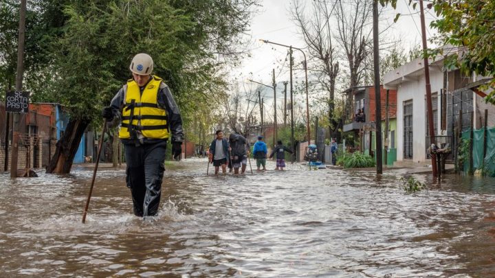 Zasady ewakuacji z obszarów zagrożonych powodzią: Co spakować i jak bezpiecznie opuścić dom?