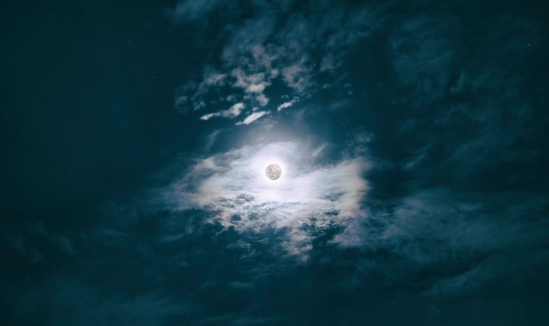 Zjawisko 'blue moon’ i superksiężyc: Czym są, jak wpływają na percepcję pogody i kiedy je obserwować?