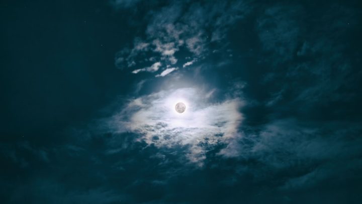Zjawisko 'blue moon’ i superksiężyc: Czym są, jak wpływają na percepcję pogody i kiedy je obserwować?