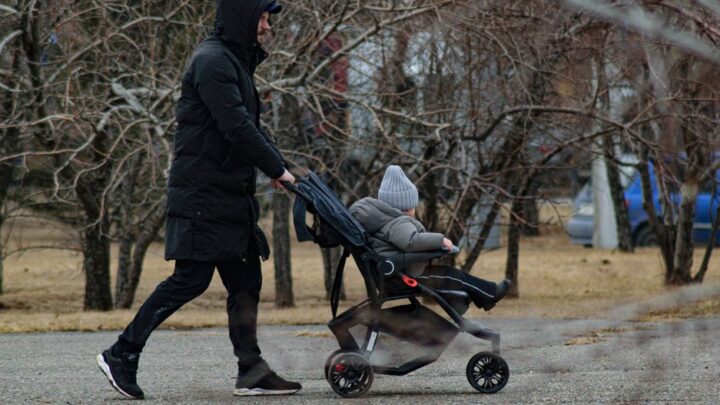 Wycieczki z wózkiem w zmiennej pogodzie: Porady i bezpieczeństwo