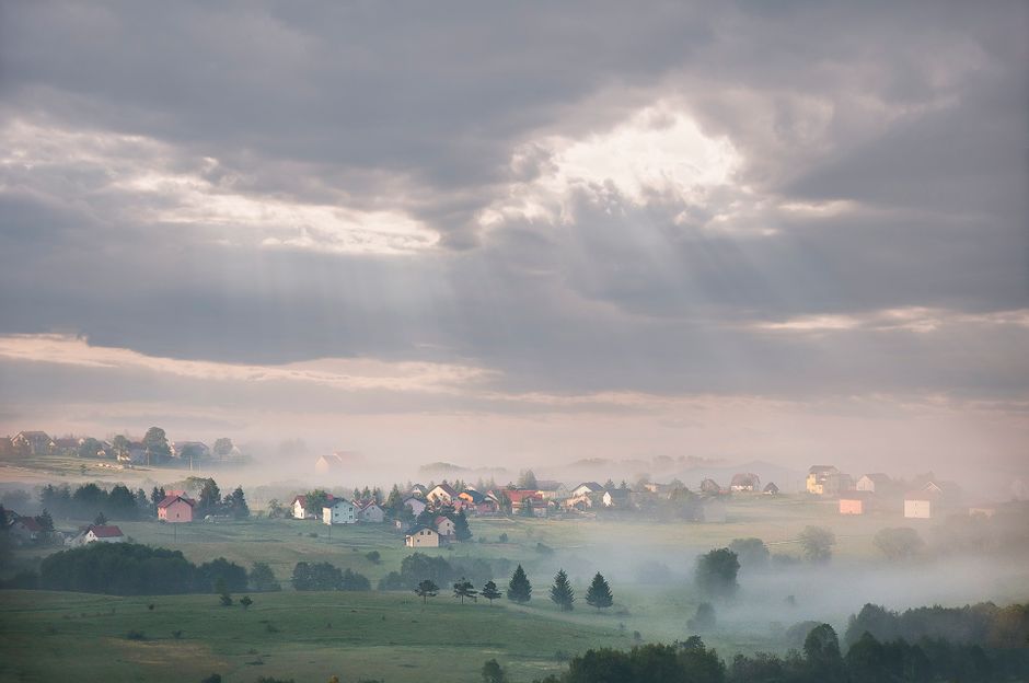 Akustyka burzy: Czy natężenie grzmotu i odgłosy piorunów mogą pomóc w ocenie odległości i zagrożenia?