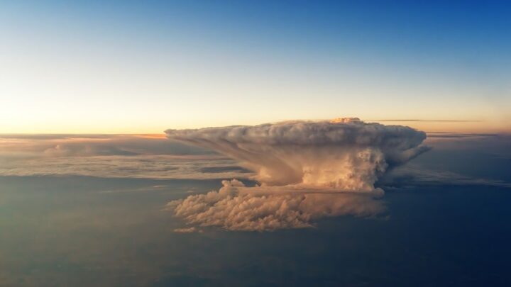 Chmura grzybowa (Cumulonimbus incus): zagrożenia i bezpieczeństwo