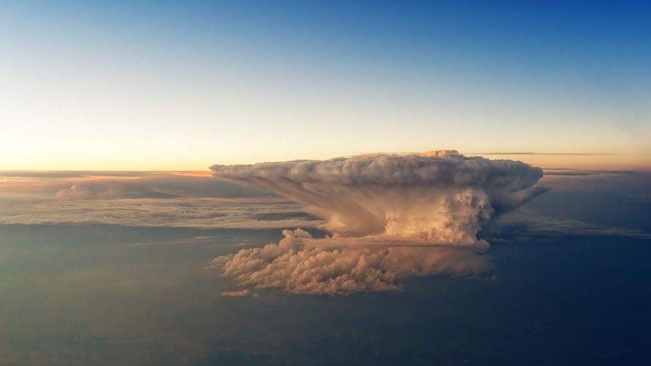 Chmura grzybowa (Cumulonimbus incus): zagrożenia i bezpieczeństwo