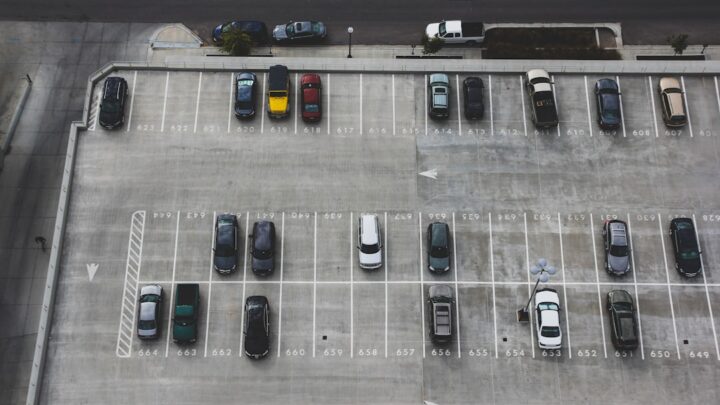 Inteligentne parkingi w ekstremalnej pogodzie: reagowanie na zagrożenia